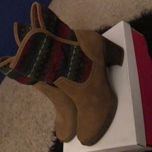 Cognac boots 8.5. (Only tried on)